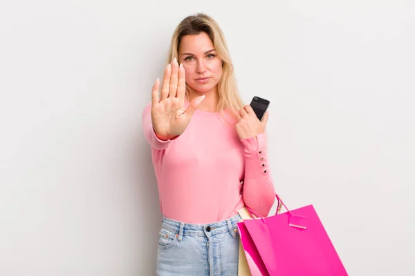 Blond Vacker Kvinna Ser Allvarlig Visar Öppen Handflata Gör Stopp — Stockfoto