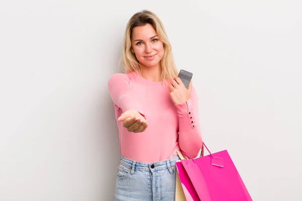 Rubia Bonita Mujer Sonriendo Felizmente Con Amable Ofreciendo Mostrando Concepto —  Fotos de Stock