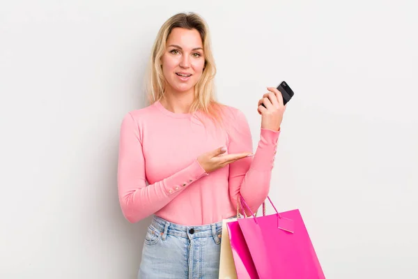 Rubia Bonita Mujer Sonriendo Alegremente Sintiéndose Feliz Mostrando Concepto — Foto de Stock