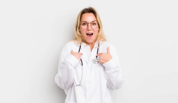 Blond Vacker Kvinna Känner Sig Lycklig Och Pekar Sig Själv — Stockfoto