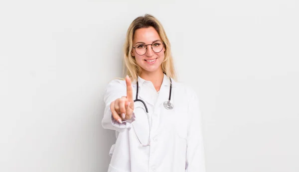 Rubia Bonita Mujer Sonriendo Orgullosamente Con Confianza Haciendo Número Uno —  Fotos de Stock