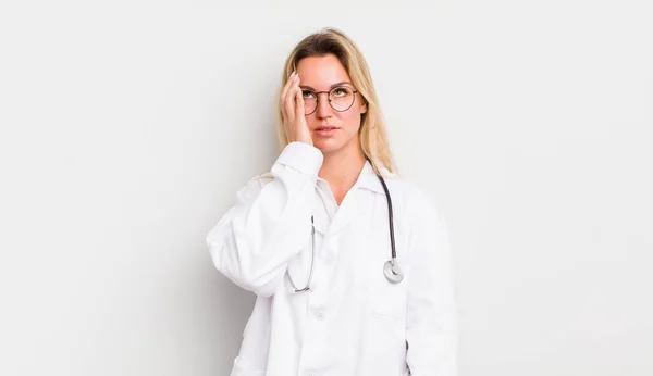 Blond Vacker Kvinna Känner Uttråkad Frustrerad Och Sömnig Efter Tröttsam — Stockfoto