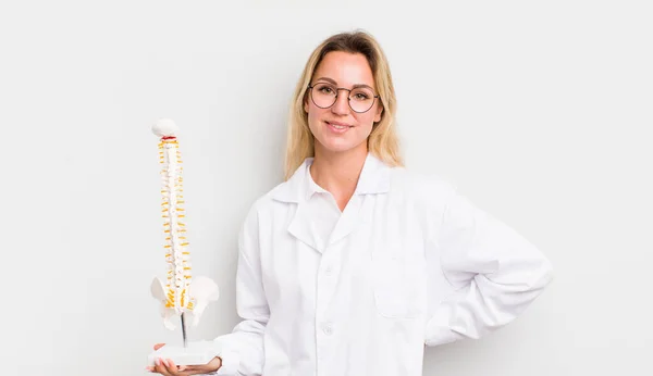 Blond Mooi Vrouw Glimlachen Gelukkig Met Een Hand Hip Zelfverzekerd — Stockfoto