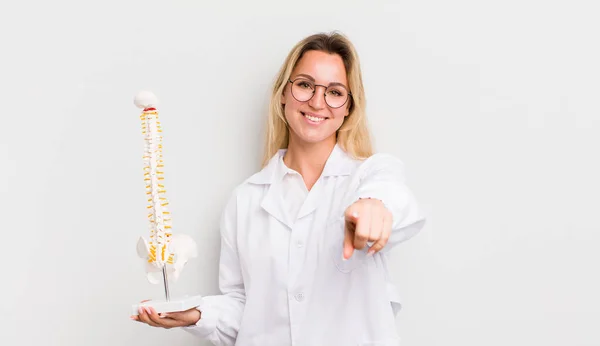 Blond Mooi Vrouw Wijzend Naar Camera Kiezen — Stockfoto