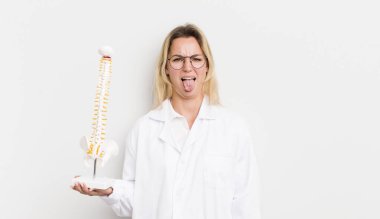 Sarışın, güzel bir kadın. Tiksinmiş, sinirli ve dilsiz.