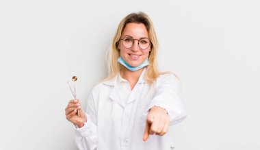 Sarışın, güzel bir kadın kamerayı işaret ederek seni seçiyor.