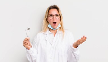 Sarışın, güzel bir kadın son derece şaşkın ve şaşırmış hissediyor.