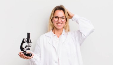 Sarışın, güzel bir kadın stresli, endişeli ya da korkmuş, elleri başının üstünde.