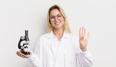 Sarışın, güzel bir kadın gülümsüyor ve arkadaş canlısı görünüyor.