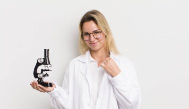 Sarışın güzel kadın kibirli, başarılı, pozitif ve gururlu görünüyor.