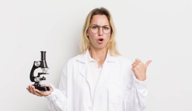 Sarışın, güzel bir kadın inançsızlıktan şaşkın şaşkın bakıyor