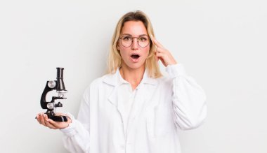 Sarışın, güzel kadın şaşırmış görünüyor, yeni bir düşünce, fikir ya da konsept fark ediyor.