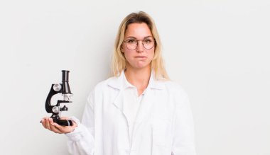 Şaşkın ve şaşkın görünen sarışın güzel kadın.