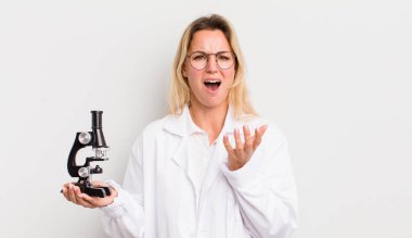 Sarışın, güzel bir kadın umutsuz, sinirli ve stresli görünüyor.