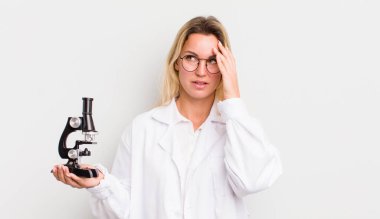 Sarışın, güzel bir kadın yorgun, bıkkın ve uykulu hissediyor.