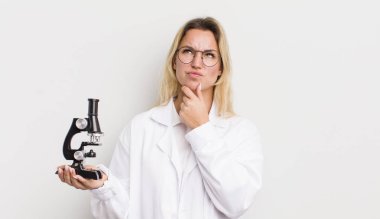 Sarışın, güzel, düşünceli, kuşkulu ve kafası karışık bir kadın.