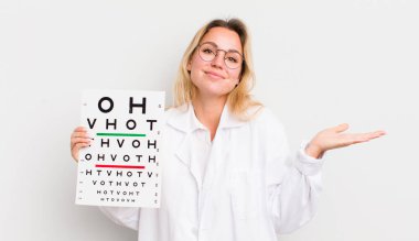 sarışın güzel kadın şaşkın, şaşkın ve şüpheci hissediyor.