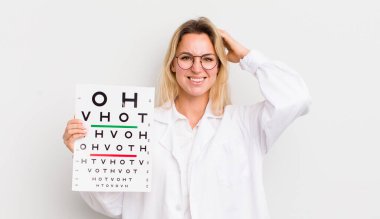 Sarışın, güzel bir kadın stresli, endişeli ya da korkmuş, elleri başının üstünde.