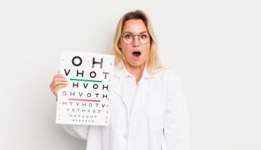 Sarışın güzel kadın çok şaşırmış ya da şaşırmış görünüyor.