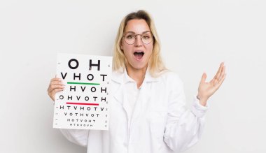 Sarışın, güzel bir kadın kendini mutlu hissediyor ve inanılmaz bir şeye şaşırıyor.