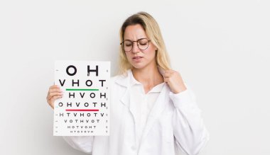 sarışın güzel kadın stresli, endişeli, yorgun ve hayal kırıklığına uğramış hissediyor.