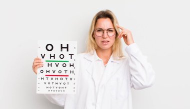 Sarışın, güzel bir kadın. Kafası karışık ve şaşkın. Deli olduğunu gösteriyor.