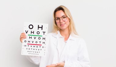 Sarışın, güzel bir kadın neşeyle gülümsüyor, mutlu hissediyor ve bir konsept gösteriyor.