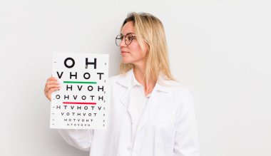 Profil görünümlü sarışın güzel kadın hayal mi kuruyor yoksa hayal mi kuruyor?