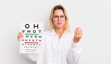 Sarışın, güzel bir kadın kapiş ya da para hareketi yapıyor, sana ödemeni söylüyor.