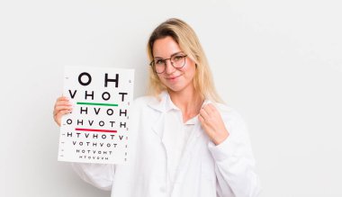 Sarışın güzel kadın kibirli, başarılı, pozitif ve gururlu görünüyor.