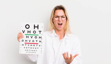 Sarışın, güzel bir kadın sinirli, sinirli ve sinirli görünüyor.