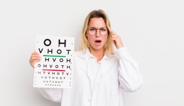 Sarışın, güzel kadın şaşırmış görünüyor, yeni bir düşünce, fikir ya da konsept fark ediyor.