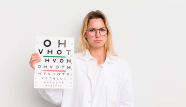 Sarışın, güzel bir kadın üzgün ve sızlanıyor, mutsuz bir bakışla ve ağlamayla.