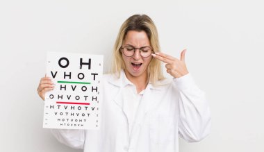 Sarışın, güzel bir kadın mutsuz ve stresli görünüyor. İntihar işareti yapıyor.