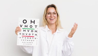 Sarışın, güzel bir kadın kendini mutlu hissediyor. Bir çözüm ya da fikir bulduğuna şaşırıyor.