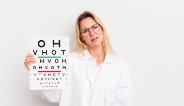 sarışın güzel kadın şaşkın ve şaşkın hissediyor