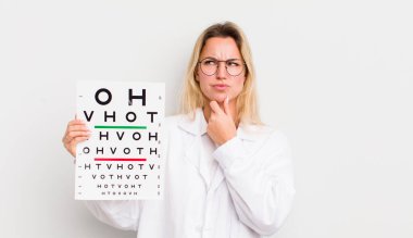 Sarışın, güzel, düşünceli, kuşkulu ve kafası karışık bir kadın.