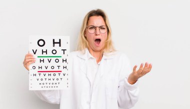 Sarışın, güzel bir kadın son derece şaşkın ve şaşırmış hissediyor.