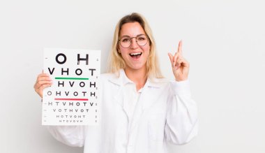 Sarışın, güzel bir kadın bir fikri fark ettikten sonra mutlu ve heyecanlı bir dahi gibi hissediyor.