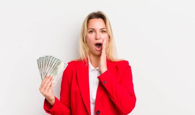 sarışın güzel kadın şok olmuş ve korkmuş hissediyor.