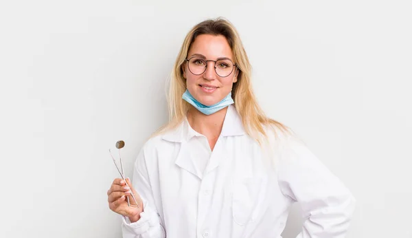 Bionda Bella Donna Sorridente Felicemente Con Una Mano Sul Fianco — Foto Stock