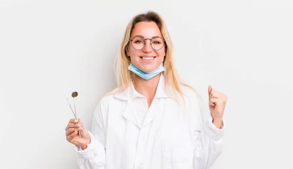 Bionda Bella Donna Sentirsi Scioccato Ridendo Celebrando Successo — Foto Stock