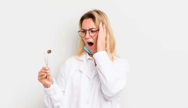 Blond Mooi Vrouw Gevoel Gelukkig Opgewonden Verrast — Stockfoto