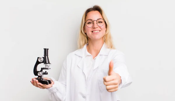 Bionda Bella Donna Sentirsi Orgoglioso Sorridendo Positivamente Con Pollici — Foto Stock