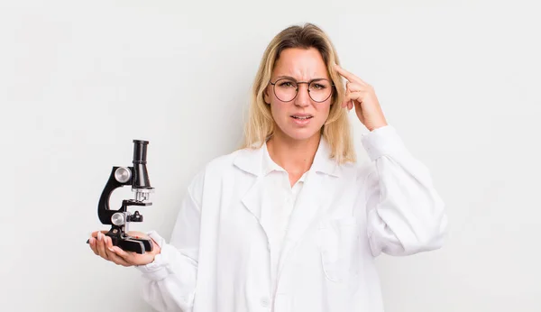 Bionda Bella Donna Sente Confuso Perplesso Mostrando Che Sei Pazzo — Foto Stock