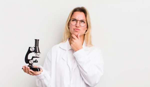 Blond Mooi Vrouw Denken Gevoel Twijfelachtig Verward — Stockfoto