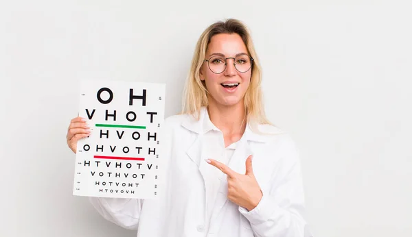 Blond Mooi Vrouw Kijken Opgewonden Verrast Wijzend Naar Zijkant — Stockfoto