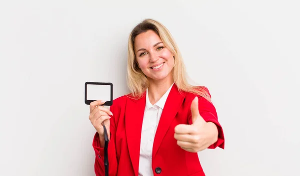 Blonde Hübsche Frau Die Stolz Ist Und Mit Erhobenem Daumen — Stockfoto