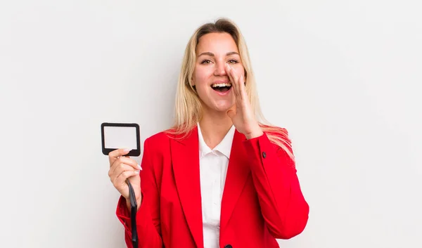 Bionda Bella Donna Sentirsi Felice Dando Grande Grido Con Mani — Foto Stock