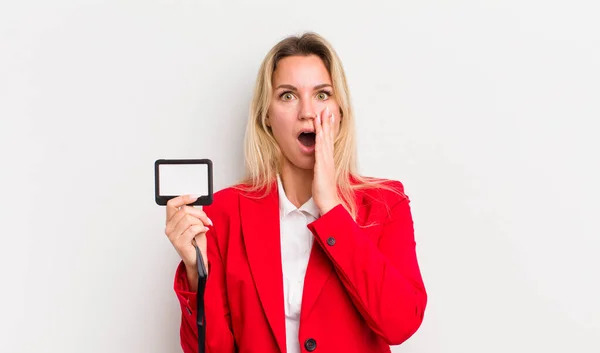 Blond Mooi Vrouw Gevoel Geschokt Bang — Stockfoto